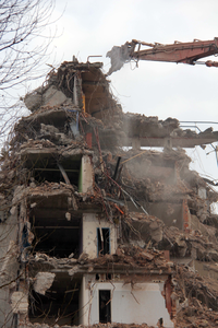 838499 Afbeelding van de sloopwerkzaamheden aan het hoofdgebouw van het voormalige ziekenhuis Overvecht (Paranadreef 2) ...